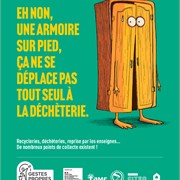 Une armoire sur pied, qui marche seule vers la déchèterie 